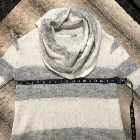 FREE PEOPLE Alpaca Sweater. Soft. Small. White and Grey. - Picture 7 of 9